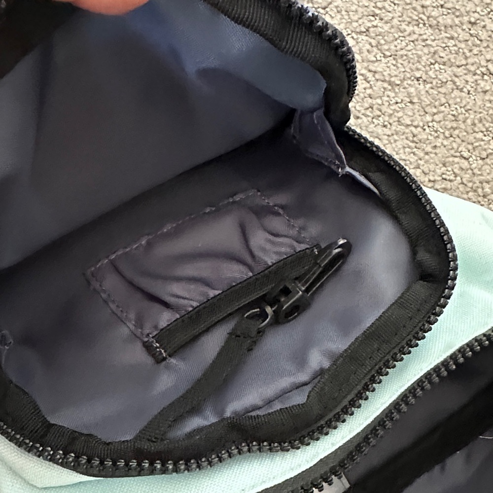 NWOT Adidas Light Green Waist Bag - Picture 4 of 4